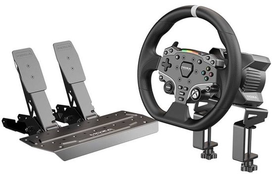 Zwarte Moza Racing stuur met pedalen, zilverkleurig metaal, bevestigd met klemmen.