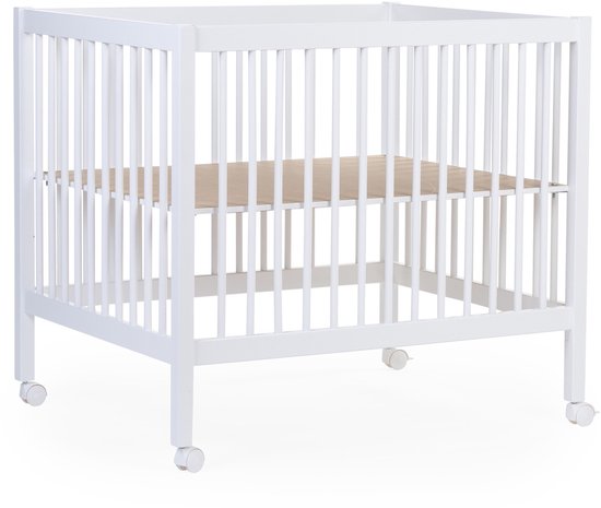 Witte babybox met rechte spijlen en een beige matras, voorzien van wieltjes.