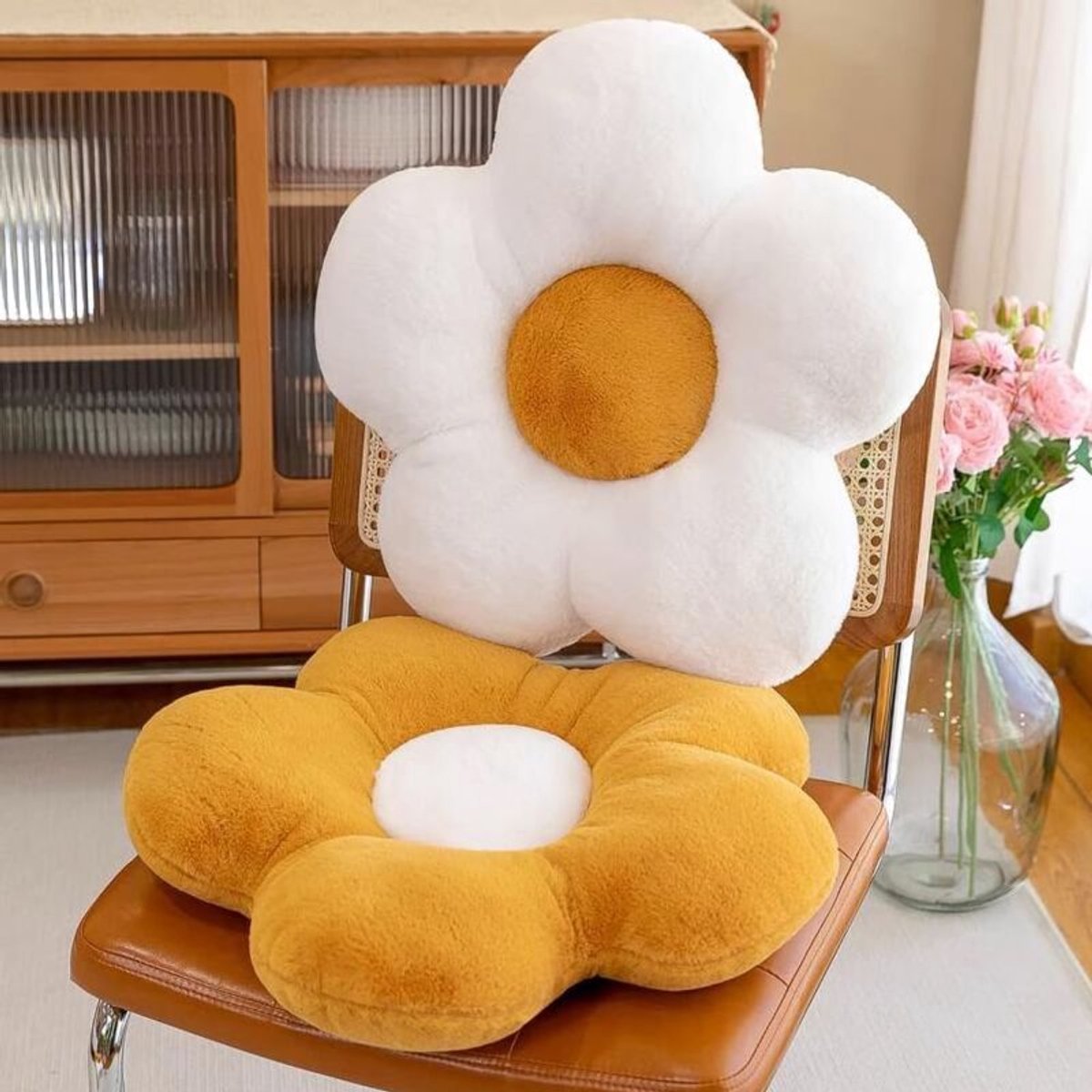Deze set van twee zachte kussens met een bloemenprint van gele en witte madeliefjes is perfect voor het decoreren van de woonkamer, slaapkamer en bank.