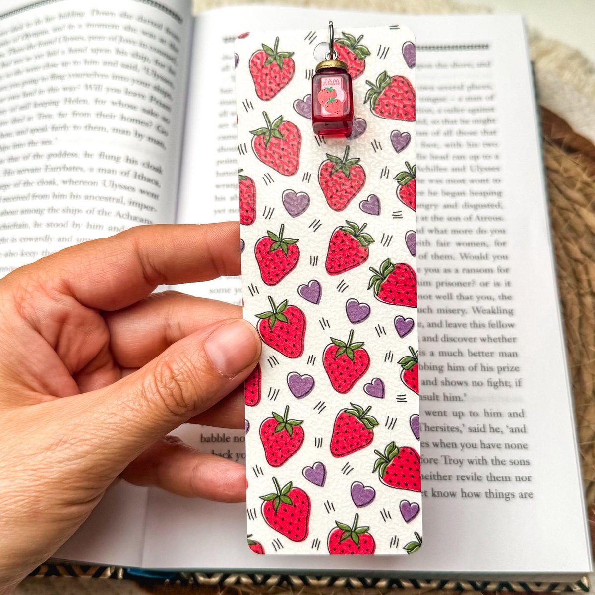 Nook & Note - Aardbei Boekenlegger met Jam Potje Bedeltje - Gelamineerd - 5 x 15 cm