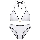 Wit triangle bikini topje en broekje met zwarte zig-zag randafwerking en een gouden schelpdetail op het topje.