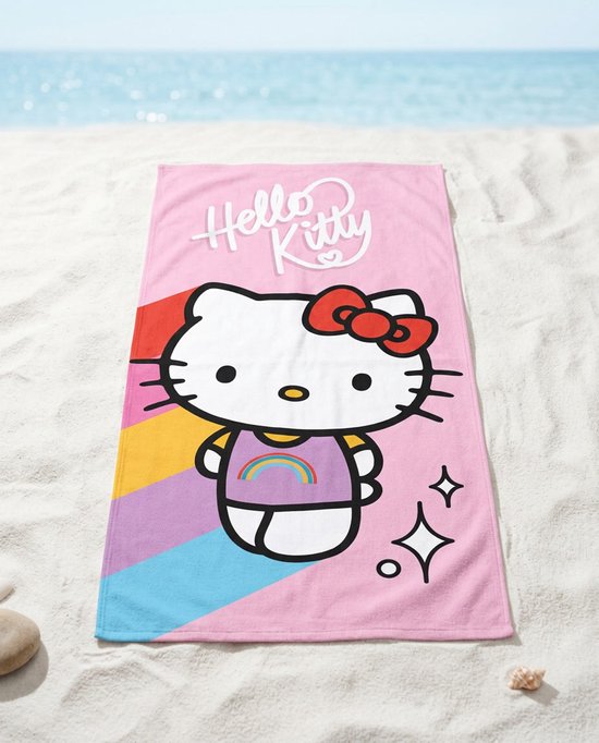 Une serviette de plage rose sur le sable avec Hello Kitty. Elle porte une robe violette avec un arc-en-ciel, un nœud rouge dans les cheveux et un col jaune. Rayures arc-en-ciel verticales sur le côté gauche.