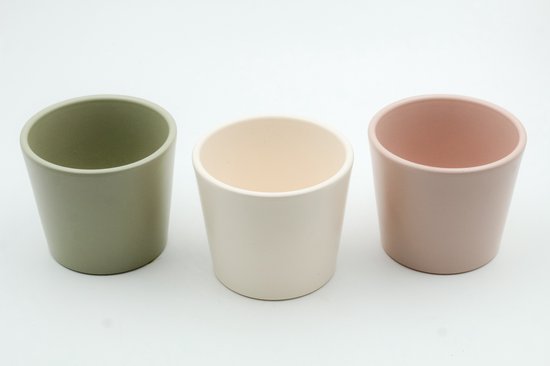 Drie pastelkleurige potten: groen, crème en roze.