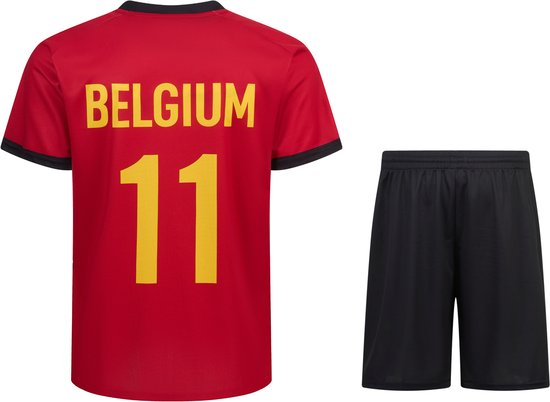 Achterkant van een rood voetbalshirt met "BELGIUM" en "11". Zwarte voetbalbroek met gele bies.