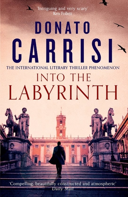 Couverture du livre 'Into the Labyrinth' de Donato Carrisi, avec un homme marchant vers un grand bâtiment.