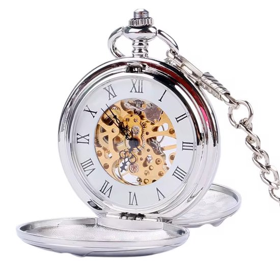 Zilverkleurig zakhorloge met open kast, witte wijzerplaat met Romeinse cijfers en zichtbaar mechanisme, met ketting.