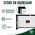Zwart Umbro voetbaldoel met gele accenten en polyester net, 7 haringen.
