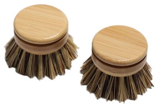 Twee ronde afwasborstelkoppen met een platte houten bovenkant en natuurlijke borstelharen.
