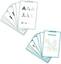 Twee stapels oefenkaarten; letters en TicTacToe, met blauw afgewerkte randen.