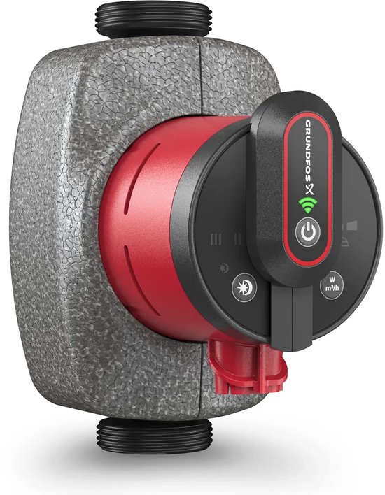 Rode en zwarte Grundfos circulatiepomp met grijze isolatie en een digitaal display met wifi-icoon en aan/uit-knop.