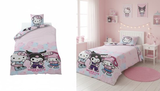 Kinderbed met roze Hello Kitty dekbedovertrek met drie vrienden en een kussensloop. Aan de muur posters.