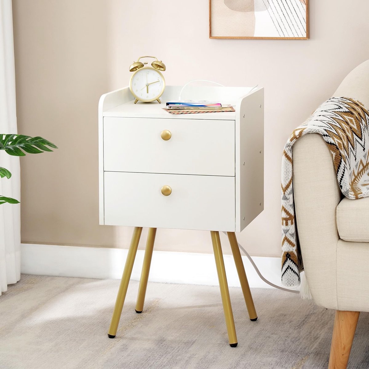 MTTProducts - Bedside Table - Nachtkastje met Oplaadstation - Modern Design - Wit en Goud - 2 Laden en Open Plank - Geschikt voor Slaapkamer en Woonka
