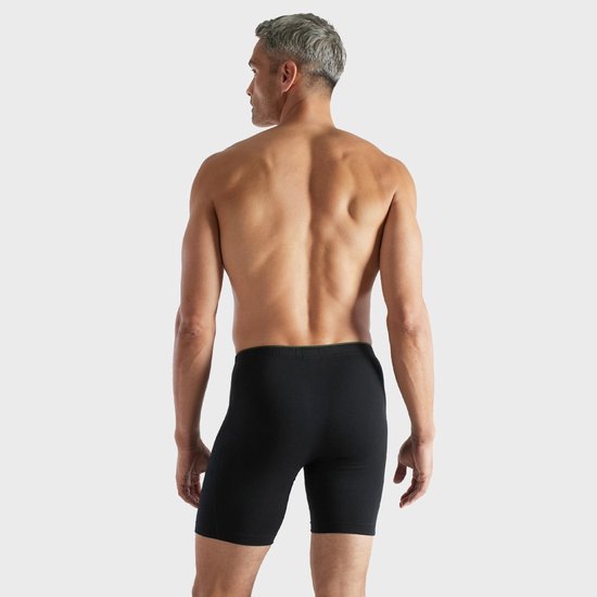 Man van achteren gezien, draagt een zwarte, lange boxer.