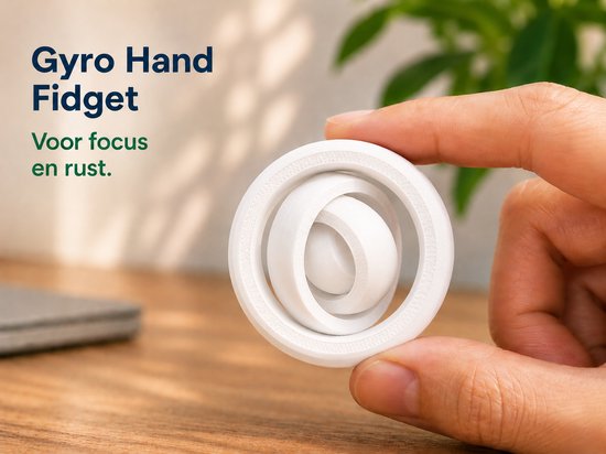 Een witte Gyro Hand Fidget wordt in een hand vastgehouden. Het speelgoed is 5 cm.