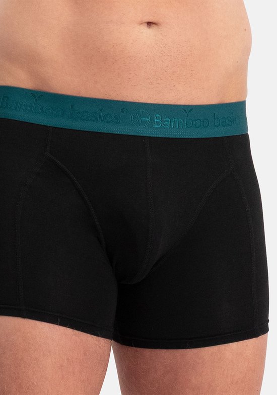 Boxer Bamboo Basics noir porté par un mannequin, avec ceinture élastique bleu-vert ornée du logo.