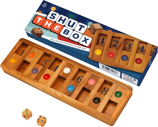 Houten Shut the Box spel met 9 genummerde sleuven en gekleurde knikkers, naast verpakking. Twee dobbelstenen ernaast.