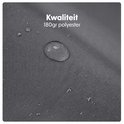 Close-up van donkergrijs 180gr polyester parasoldoek met waterdruppels.