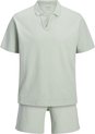 Lichtgroene gestreepte set met een poloshirt met korte mouwen en een short.