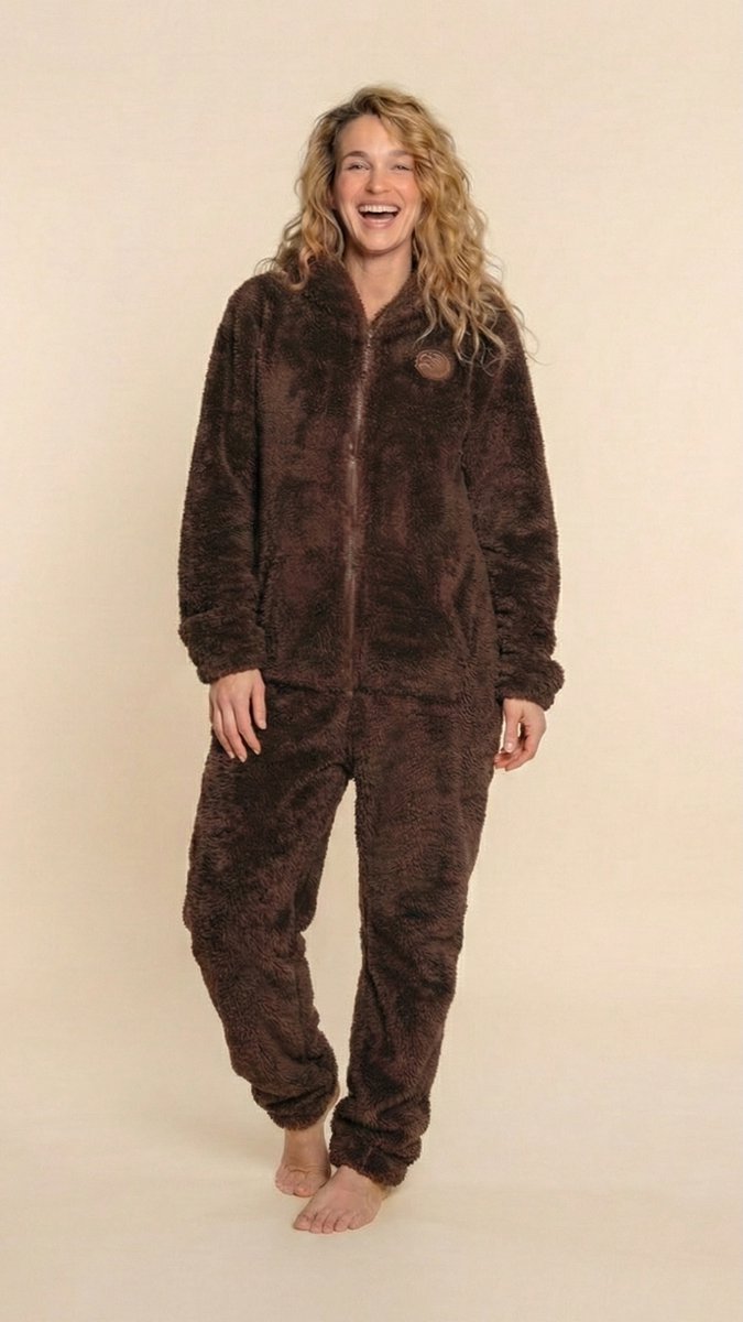Dames Knuffle Fleece Onesie® | Warme onesie huispak jumpsuit voor vrouwen | Superzacht & comfortabel | Premium kwaliteit | Bruin maat XXS | Duurzaam & CO₂-neutraal geproduceerd in Portugal