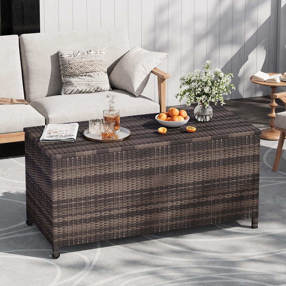 Opbergkist voor buiten van 125 gallon – Waterdichte, weerbestendige opbergkist van PE-rotan met handgrepen en wieltjes – Ruime opbergruimte voor op het terras – 136 × 64 × 56 cm – Bruin