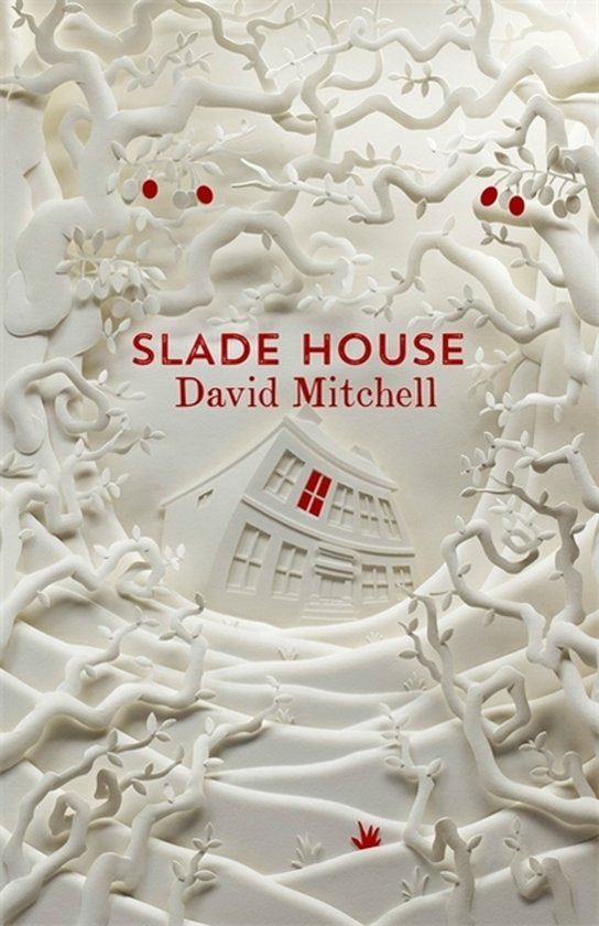 De voorkant van het boek 'Slade House' met witte, sculpturale bomen, een gebouw en de titel.