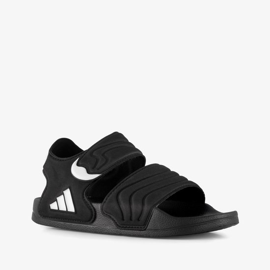 Zwarte Adidas Adilette sandalen voor kinderen met klittenbandsluiting en witte logo's.