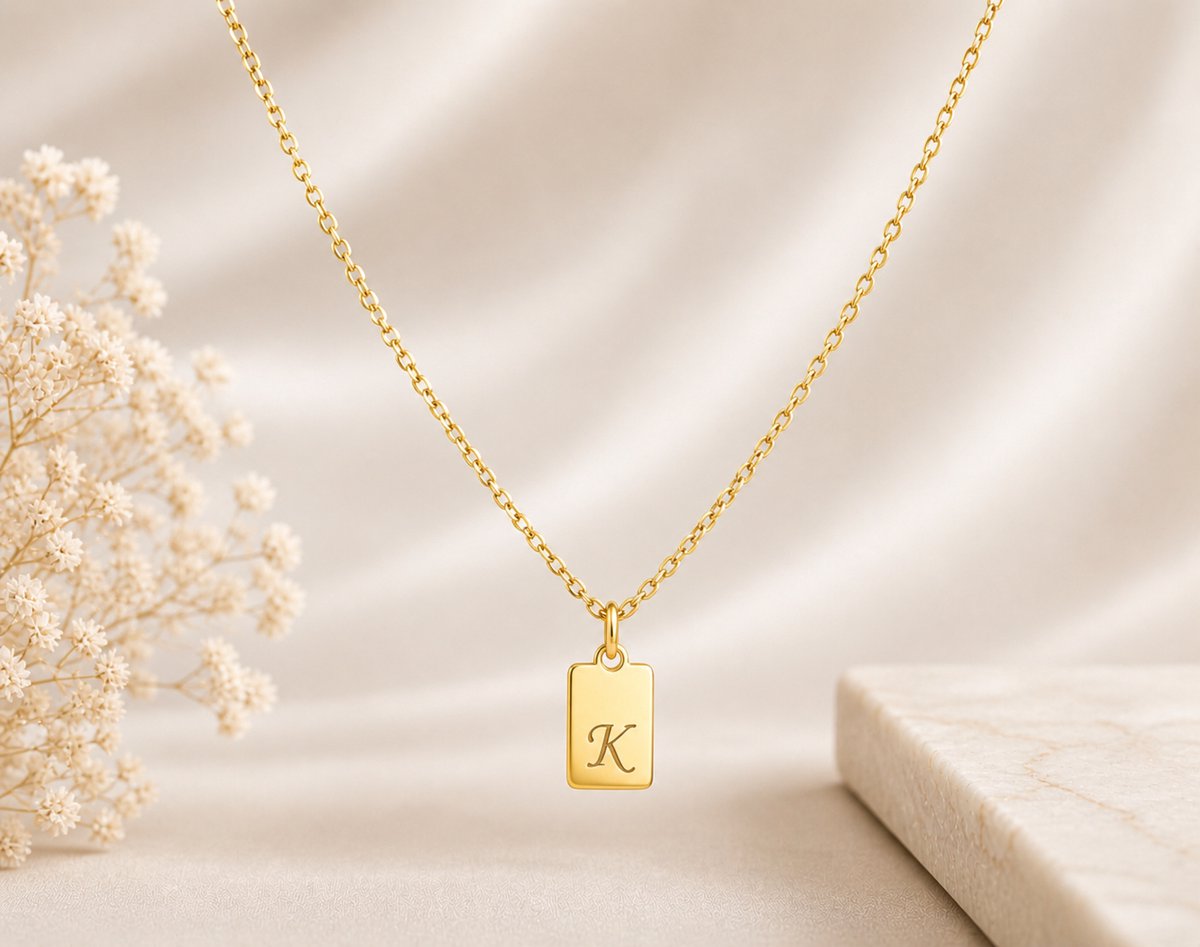 Ketting Demi Goud gepersonaliseerd sieraad met letter naar keuze gegraveerd, leuk persoonlijk cadeau voor moeder, vrouw of vriendin.