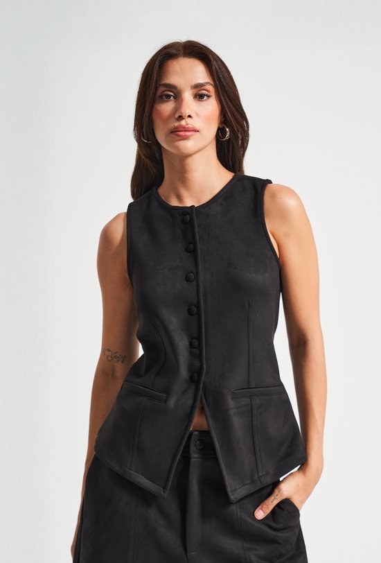 Mannequin portant un gilet noir en suède avec des boutons sur le devant.