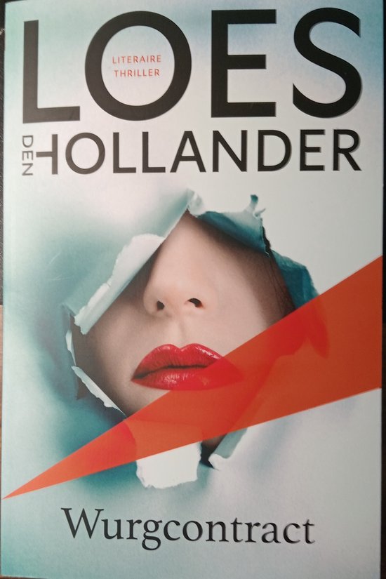 Boekomslag met de titel 'Wurgcontract' van Loes Den Hollander. Een gezicht breekt door gescheurd papier, met rode lippen en een oranje driehoek.