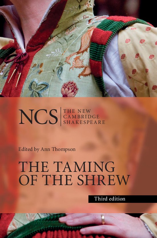 De kaft van 'The Taming of the Shrew', derde editie, met een gedetailleerde afbeelding van een historisch kostuum met groene, rode en gouden borduursels.