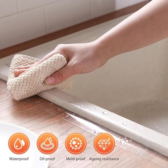 Hand die een beige sponsdoek gebruikt om de rand van een aanrecht schoon te maken, met iconen voor waterdicht, oliebestendig, schimmelbestendig en verouderingsbestendig.