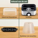 Een set met een deksel met stoomafvoer, een eierkoker, en een maatbeker met eierprikker.