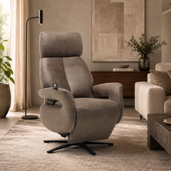 Bruine microlederen relaxfauteuil met draaibare voet in een woonkamer, naast een bank.