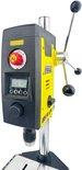 Gele en zwarte boormachine met digitaal display, draaiknop en noodstop.