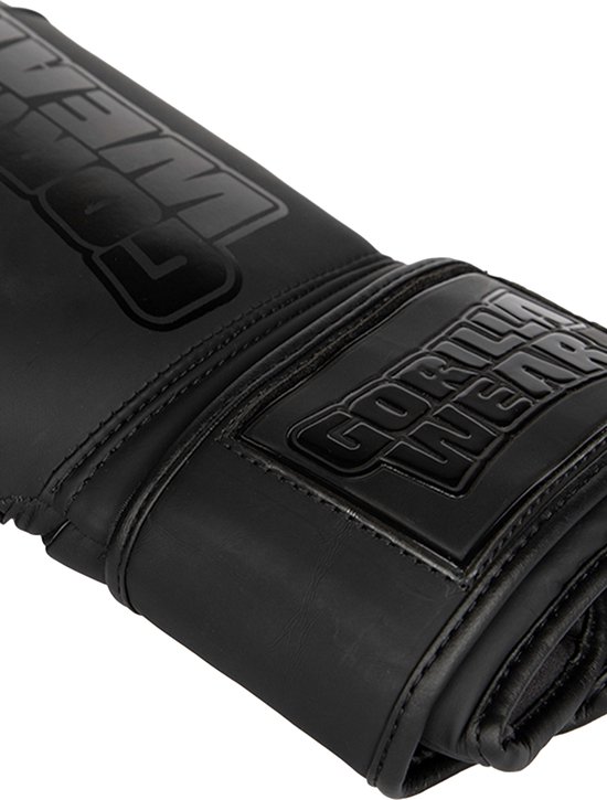 Zwarte bokshandschoen met reliëf logo 'Gorilla Wear' op de polsband.