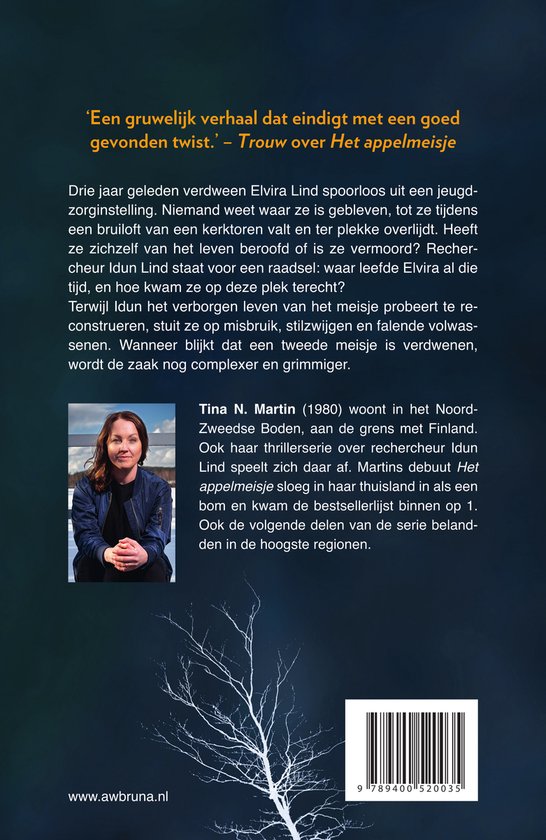 Vrouw met donker haar, gekleed in een blauw jack, met een witte sjaal om haar nek. Achtergrond is een gebarsten tak.