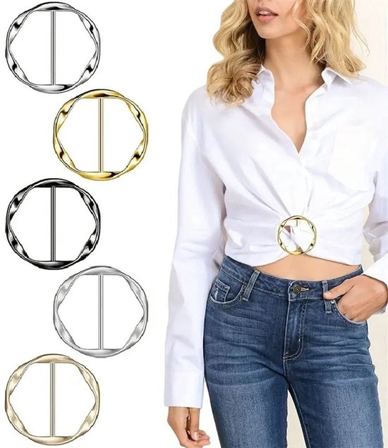 Mannequin portant un chemisier blanc avec un jean et une boucle ronde dans des variantes dorées, argentées, bronze et noires.