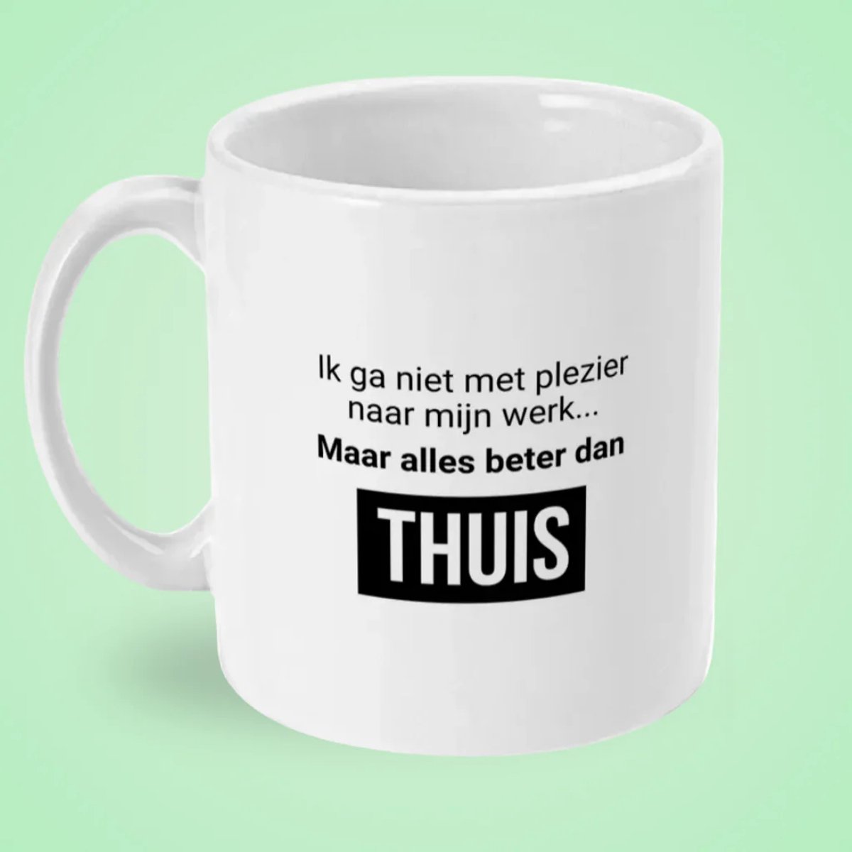 Mokster Cadeau Collega – Grappige Mok met Tekst Alles Beter Dan Thuis – Cynische Kantoorhumor Koffiemok 325 ml