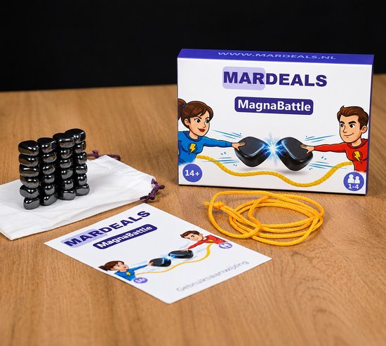MagnaBattle spel met magneten, een opbergzakje, koord en handleiding op een houten tafel. De doos is op de achtergrond.