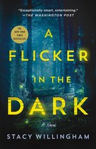 Boek 'A Flicker in the Dark' van Stacy Willingham. Een New York Times bestseller met de ondertitel 'A Novel'. De achtergrond toont een donker bos met lichte gloedjes.