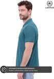 Zijaanzicht van een blauwe polo met donkerblauwe kraag en knopen, model