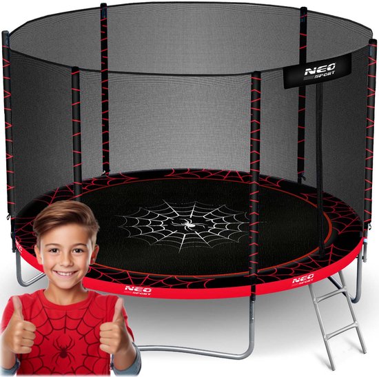 Zwarte trampoline met rode rand, spinnenwebprint en veiligheidsnet, met een lachende jongen die duimen omhoog geeft.