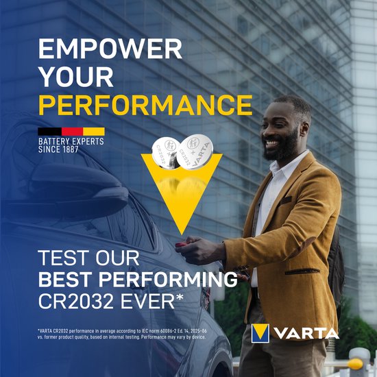 Man met sleutel en auto, Varta CR2032 batterijen met 'Empower Your Performance'.