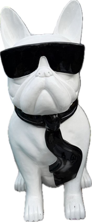 Sculpture de bouledogue français blanc avec lunettes de soleil noires et écharpe.