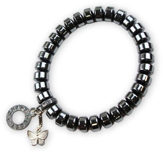 Donkergrijze kralenarmband met vlinderbedel en 'lucky' bedel.
