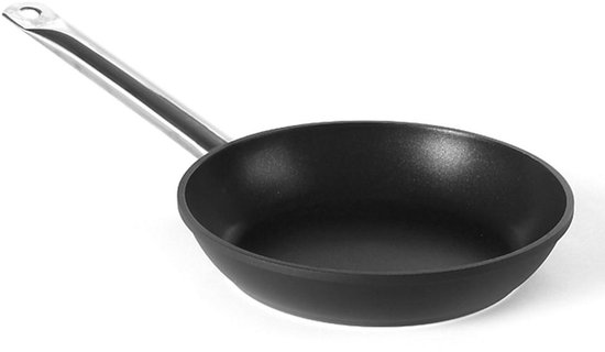 Poêle noire avec manche argenté sur fond blanc.