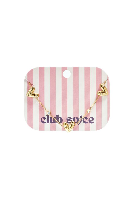 Gouden armband met drie hartjes en zirkonia steentjes, gepresenteerd op een roze-wit gestreepte kaart met 'club spice' tekst.