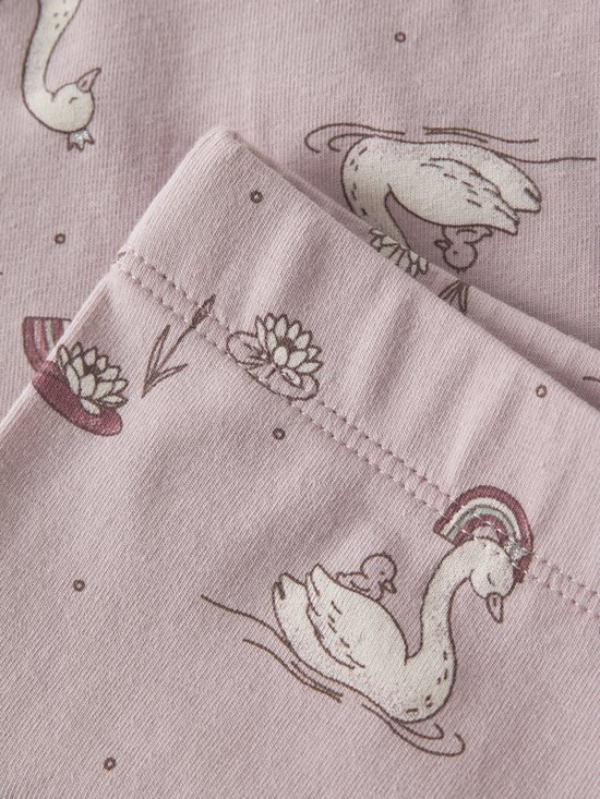Detail van lichtroze legging met opdruk van zwaan met kuiken op waterlelie en regenboog.