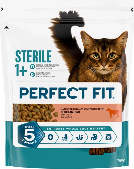Perfect Fit Steriel kattenvoer met rund, 750g zak met een Somalische kat.