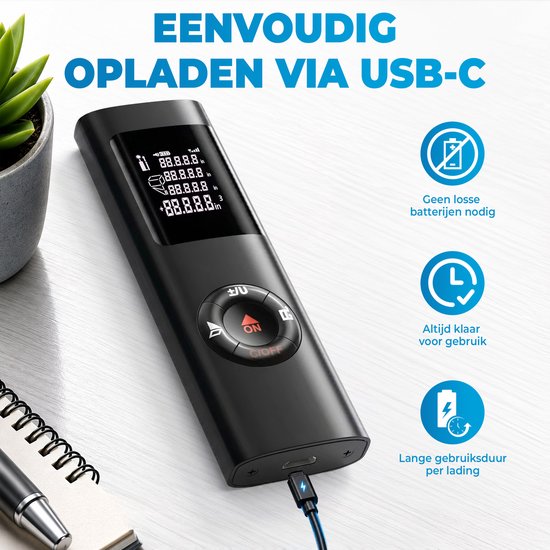 Zwarte laser afstandsmeter met USB-C poort wordt opgeladen op een bureau. Iconen voor geen losse batterijen, altijd klaar voor gebruik en lange gebruiksduur.